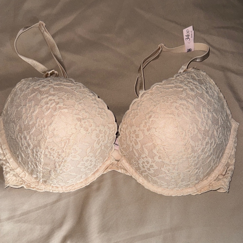 Elegant Lace Underwire Bra in Cream